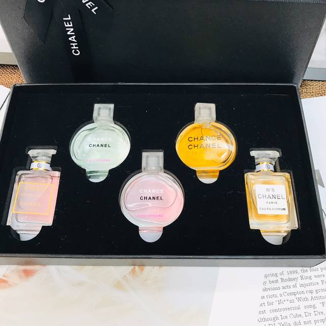 High-end quality Chanel five-piece set Q version black gift box, perfume sample