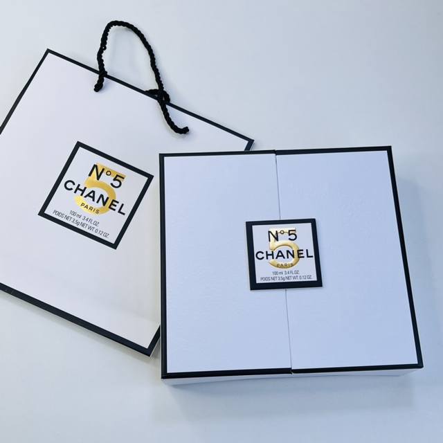 High-end quality Chanel No. 5 two-piece set! Comes with a gift bag. Contains: W