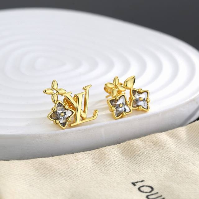 Lv earrings from Louis Vuitton bring a fashionable and interesting visual experi