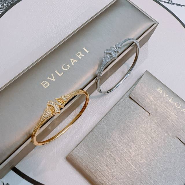 Bulgari bracelet made of V-gold. The Divas' Dream series is immaculately present