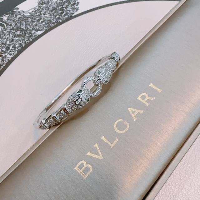 Bulgari bracelet made of V-gold. The Divas' Dream series is immaculately presen