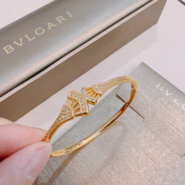 Bulgari bracelet made of V-gold. The Divas' Dream series is immaculately present