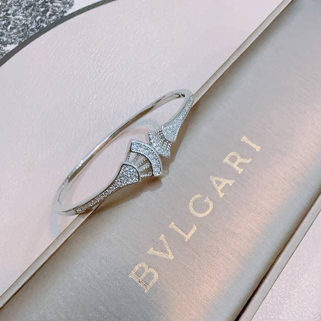 Bulgari bracelet made of V-gold. The Divas' Dream series is immaculately present
