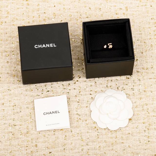 208891 Our 5-shaped rings can be customized with real gold and diamonds. We only