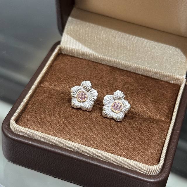 A6541 Popular Vintage Collection Daisy Frosted Brushed Earrings. Retro and roman