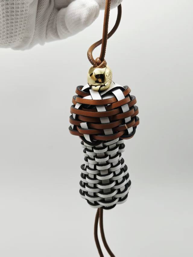 New product Loewe cowhide leather pendant with cowhide leather ring and gold fi