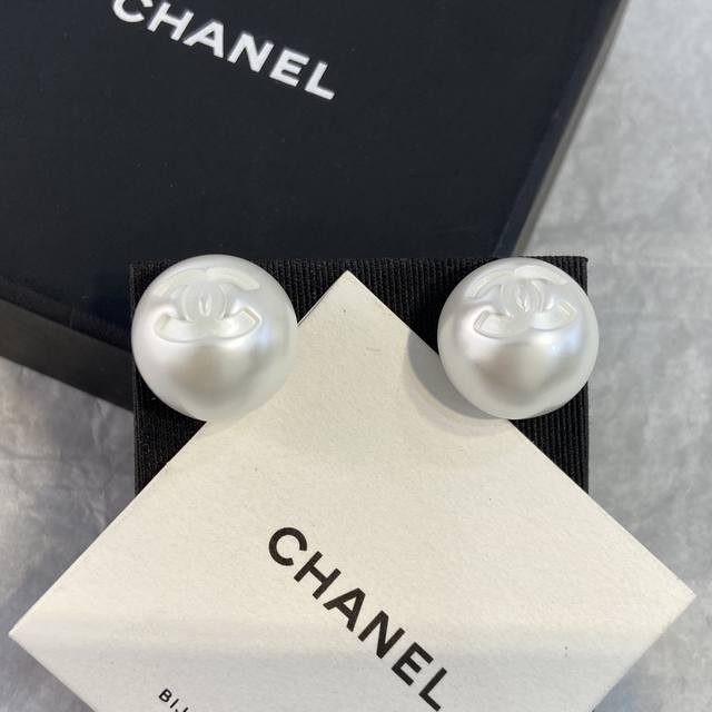 Xe0135 Chan L 25C Early Spring Half-round Double C Earrings Custom resins are ea