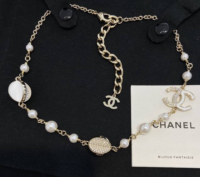 Xx0459 Ch Nel Xianger Enamel Double C Pearl Necklace The design has a visual imp