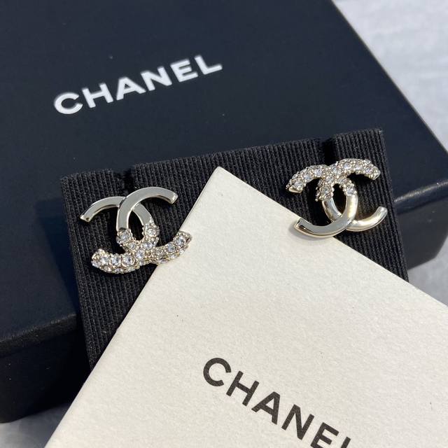 Xe647 Small Ch Nel Xianger 22K Double C Half Diamond Earrings This season, a mus