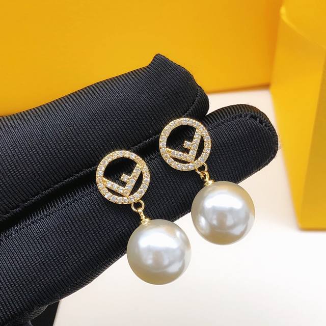 No. Fded0023 Fendi earrings F with diamonds and pearls