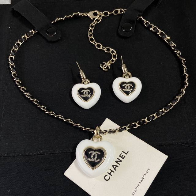 Xx0791 Necklace Xe0860 Earrings Chanel Heart Black and White Charm Cowhide Neckl