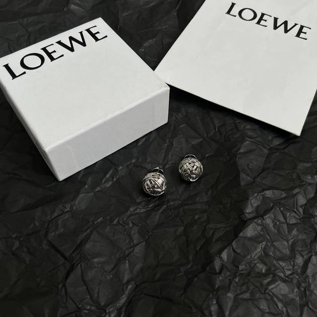 L0Ewe earrings, and a ring buckle with Loewe carved diamond buckle, exquisite an