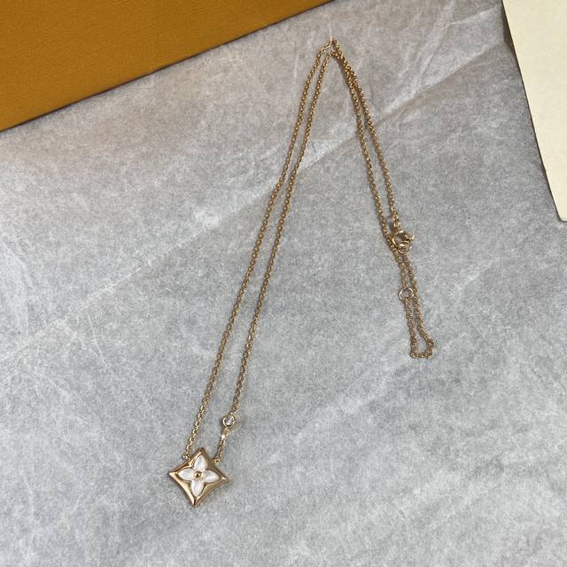 Lx998 Diamond-shaped natural white mother-of-pearl necklaceis truly stunning! In