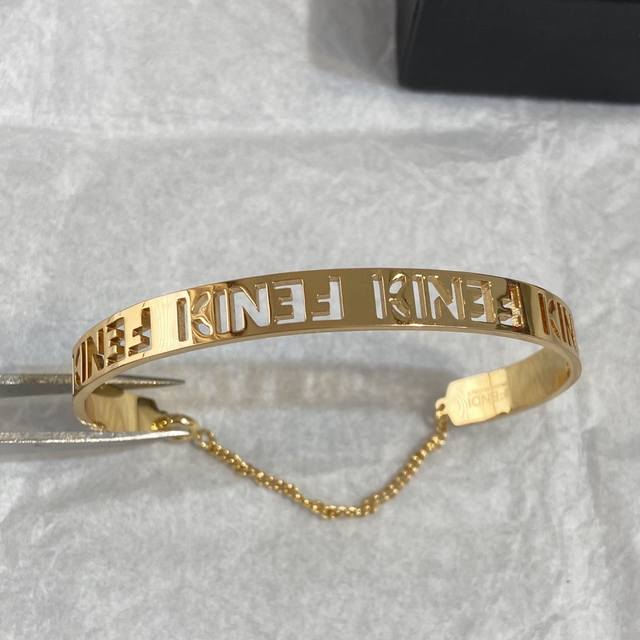 Fs640 Fendi hollow letter chain braceletThis hollow letter chain design is reall