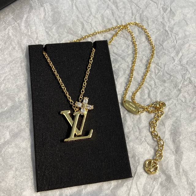 Lx0547 L Flower Necklace Love it! The four uniquely shaped 5A-grade marquise dia