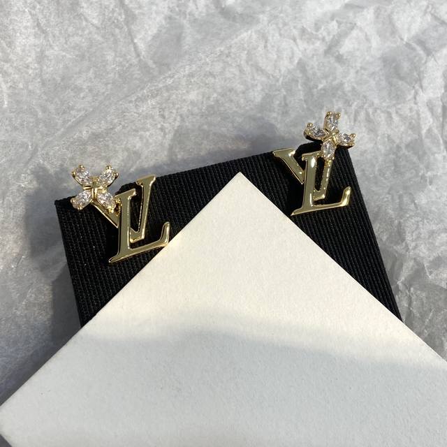 Le0718 L Flowergram Earrings Love them! These four uniquely shaped 5A-grade marq