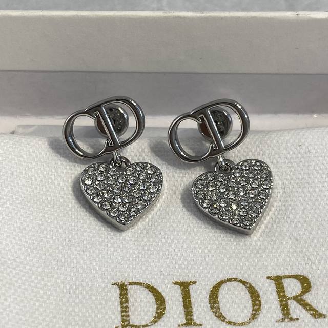 De0645 Dor's latest love heart earrings in gold and silver Look for our unanimou