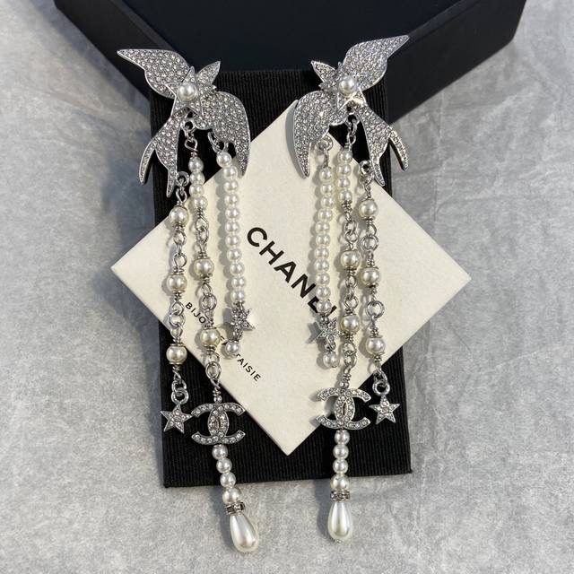 Xe897 Xiang Fei Niao full diamond double C earrings A pair of earrings that are