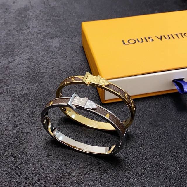 New, original, Lv, unisex leather printed belt buckle bracelet. Made from the s