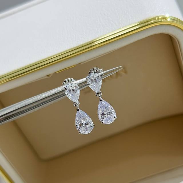 S0256 Classic double teardrop earrings from a renowned brand. Liu Shishi wore th