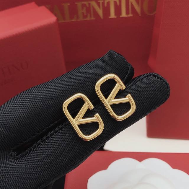 No. Ved0023 Valentino V-shaped glossy earrings