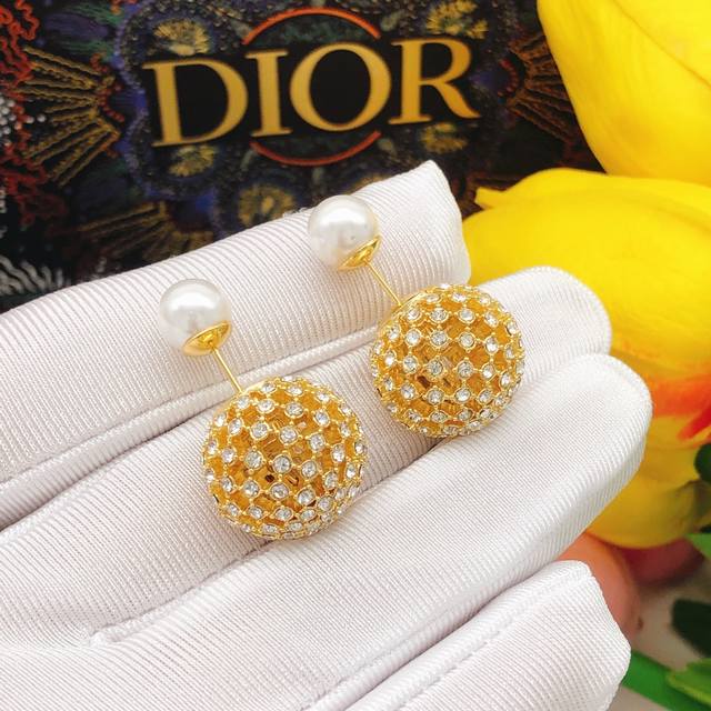 No. Ded0585 Dior's new Cd round diamond-studded hollow earrings Retro style and