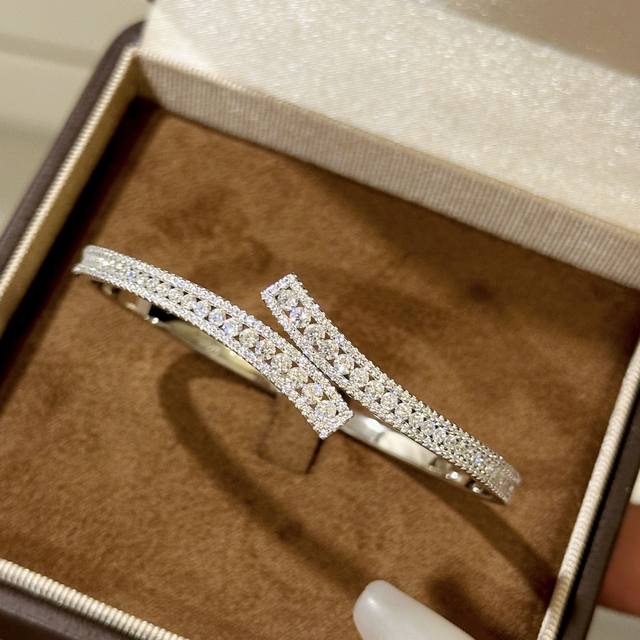 A6741 Independent designer's hot new dewdrop diamond cross open bracelet bracele