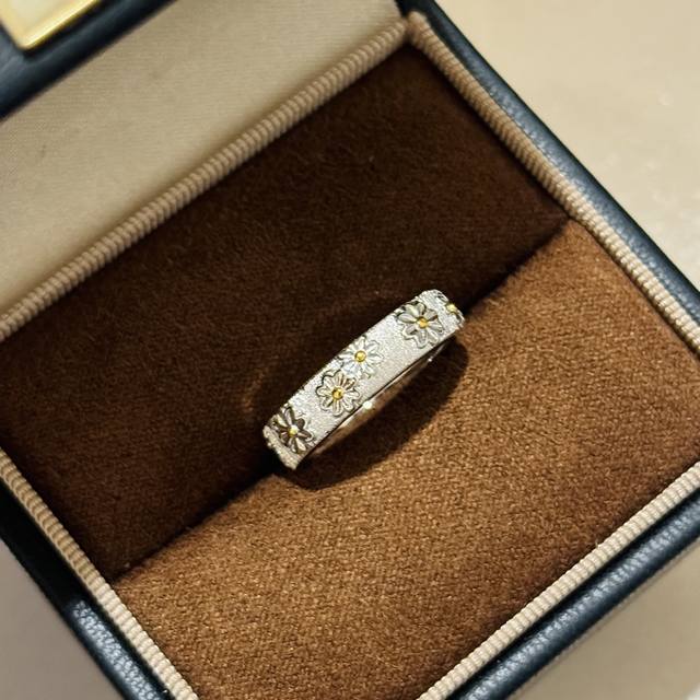 A6753 Butcher-style small daisy and small yellow flower brushed ring with froste