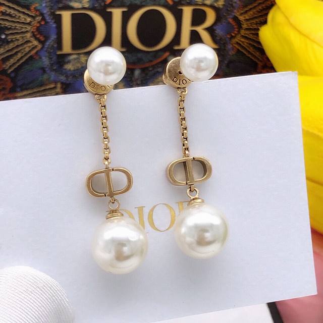 No. Ded0018 Chanel Cd large and small pearl tassel earrings of the same materia