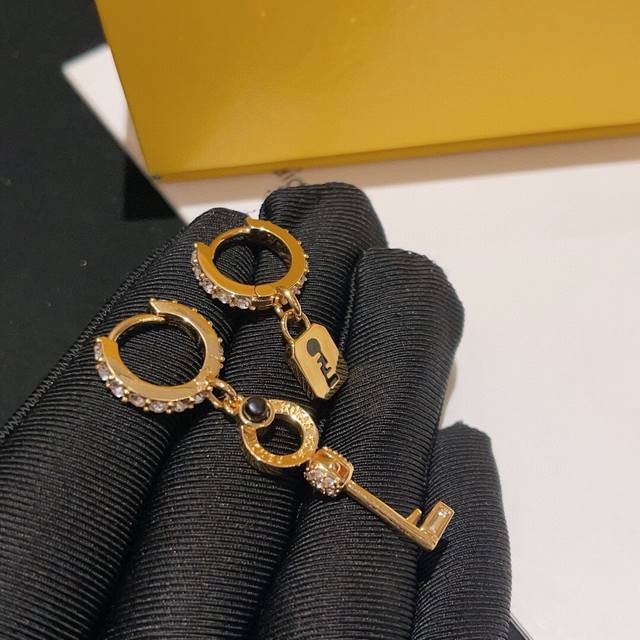 No. Fded0048 Fendi Ab lock key earrings casual versatile fashion item