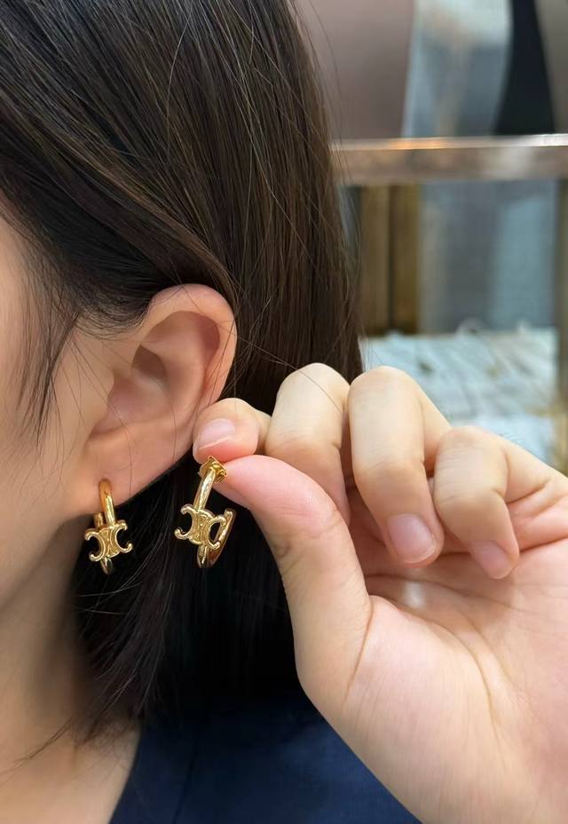 French niche earrings really touch meI recently bought this pair of golden Arc