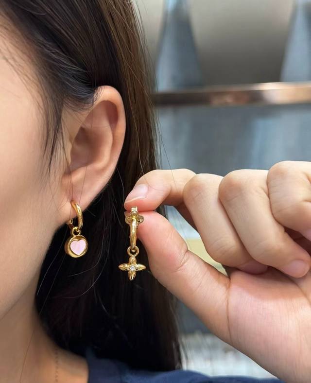 New Lv pink heart monogram jewelry, so beautiful! Pink heart monogram jewelryLo