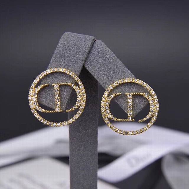 Dior Dior circle CD earrings are trendy and authentic. High-end custom-made, one