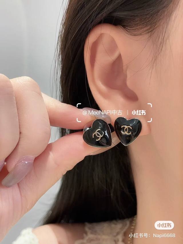 Chanel25B Heart earringsI am so cute with these little earringsI found the mini