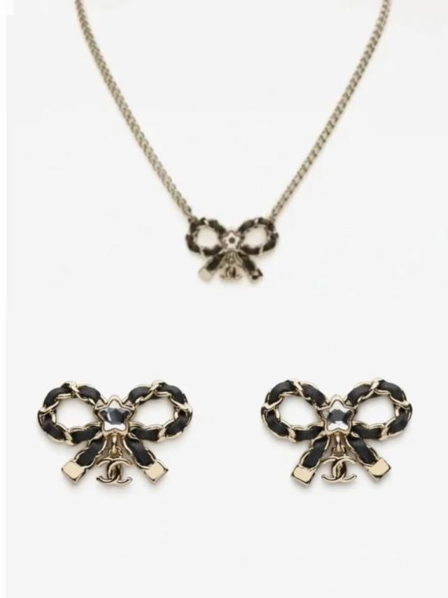 25B leather chain bow star necklaceWith light gold as the main color, it is supe