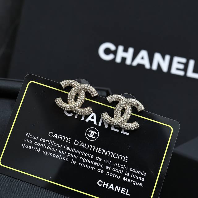 Chanel full diamond double C earringsWear the earrings that are so beautiful tha