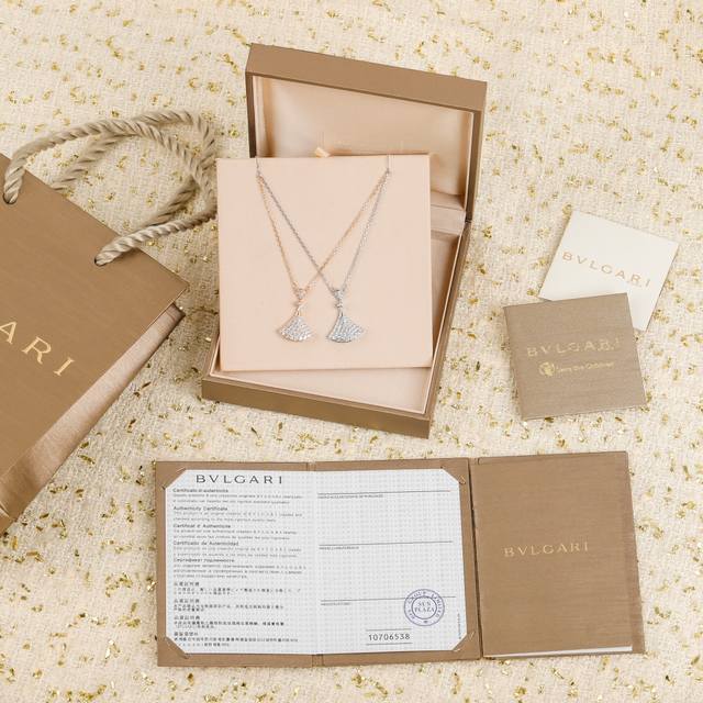 203769 We offer a small skirt full diamond necklace Zp94900+. Be sure to be the