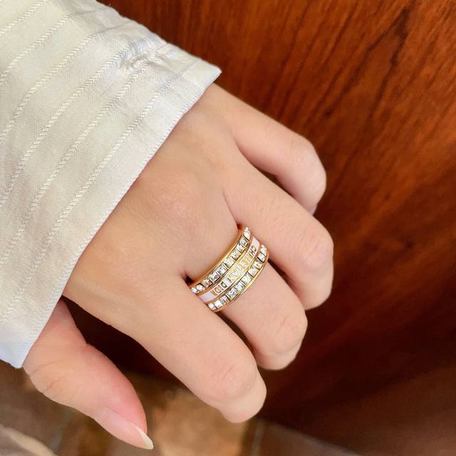 New Dior Dior Cd diamond-studded fashion series five-pointed star ring! A summe