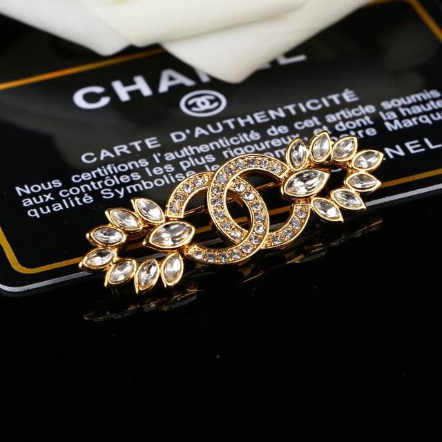 Chanel Autumn/Winter Series Diamond Double C Brooch A unique design of a super