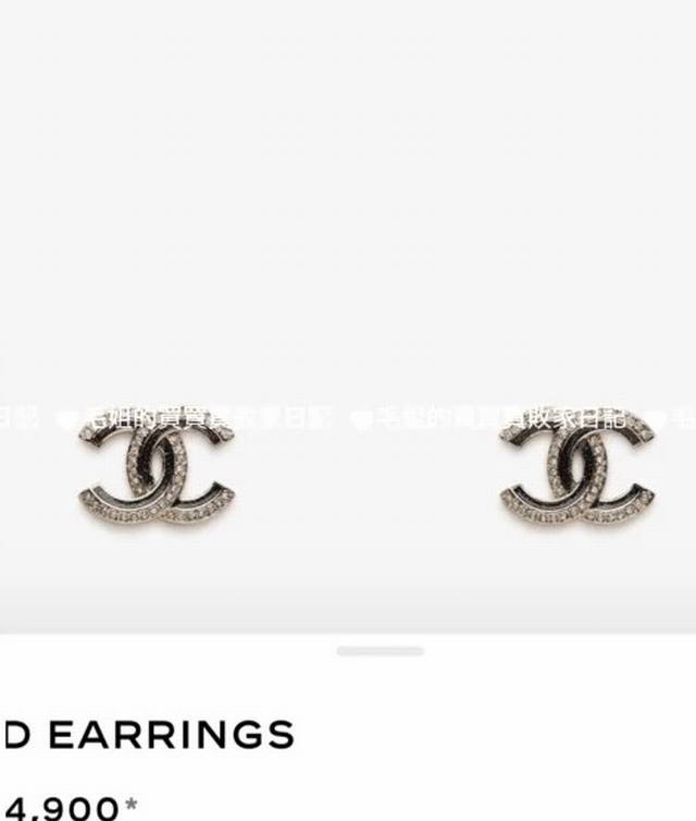 25B Black Gold Enamel Double C EarringsWith light gold as the main color, they a