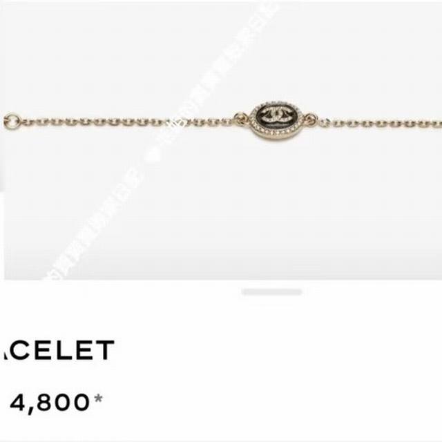 Chanel25B fantasy black and gold button braceletI love it at first sight, it is