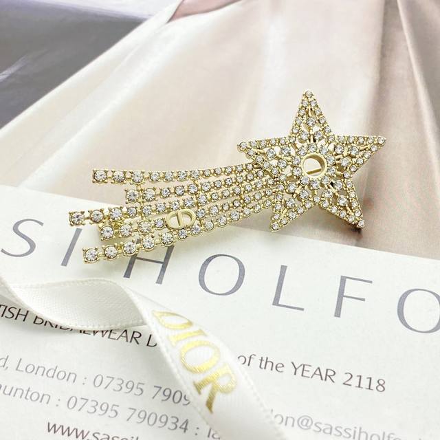 Code A667 Dior brooch, a hot-selling model, is now available. Dior Crystal Diam