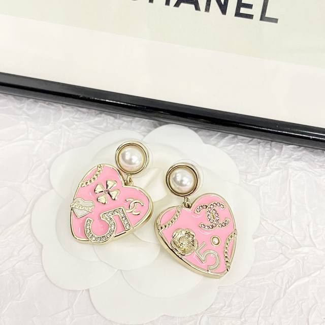Code E2659 Chanel's hot-selling earrings are now available. Chan 24 Pink Enamel