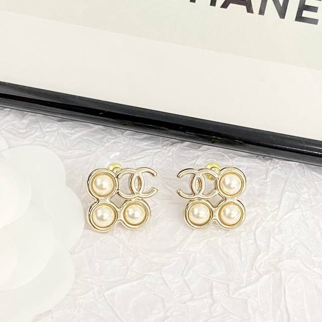 Code E2658 Chanel's hot-selling earrings are now available! Chanel 24 3-pearl D
