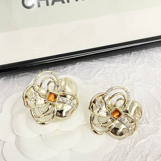 Code E2656 Chanel hot-selling earrings, the Chan 24 Golden Camellia Gemstone Ea
