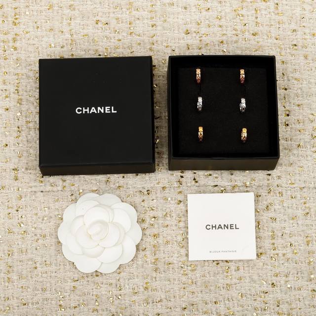 250455 We offer diamond-patterned earrings, and we only make matching pieces. Cu