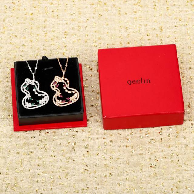 210281 Our gourd necklace can be customized with 18K real gold and diamonds. We