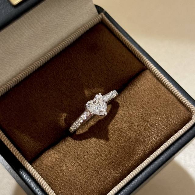 A6646 T's classic wedding ring, two-carat heart-shaped diamond double-row diamon