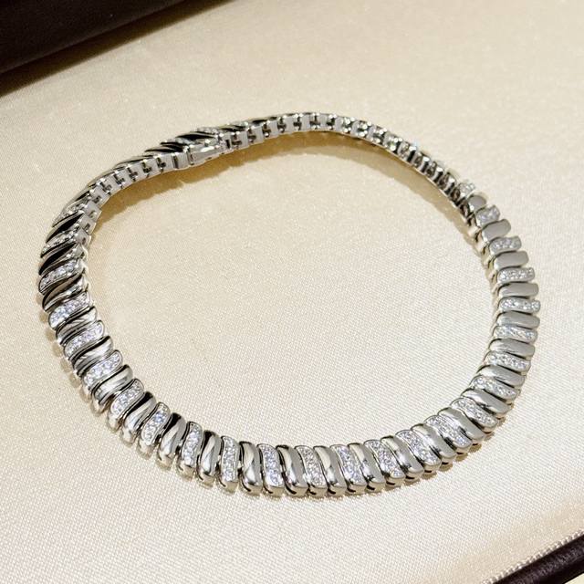 A6733 Xiaohongshu's hot-selling independent designer half-diamond snake scale an