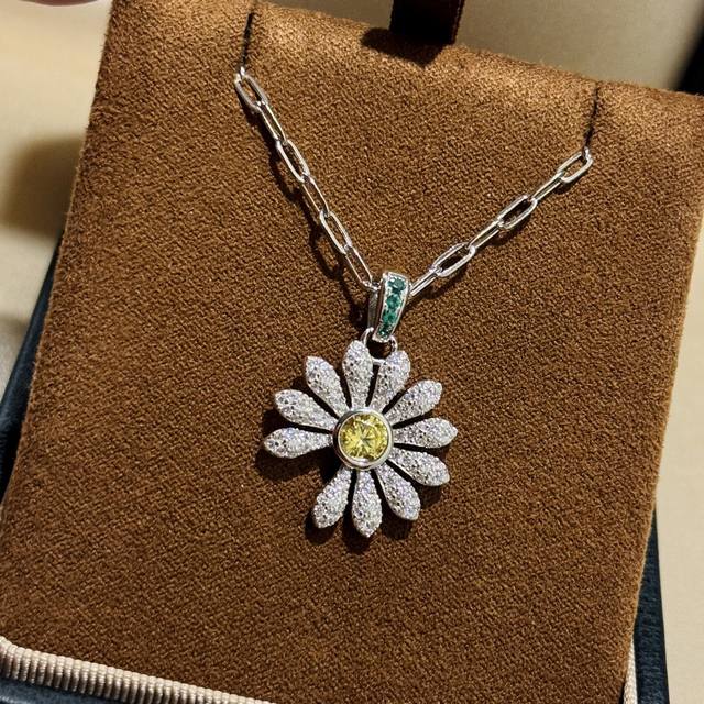 A6643 This vintage daisy necklace, featuring a yellow diamond and a full diamond